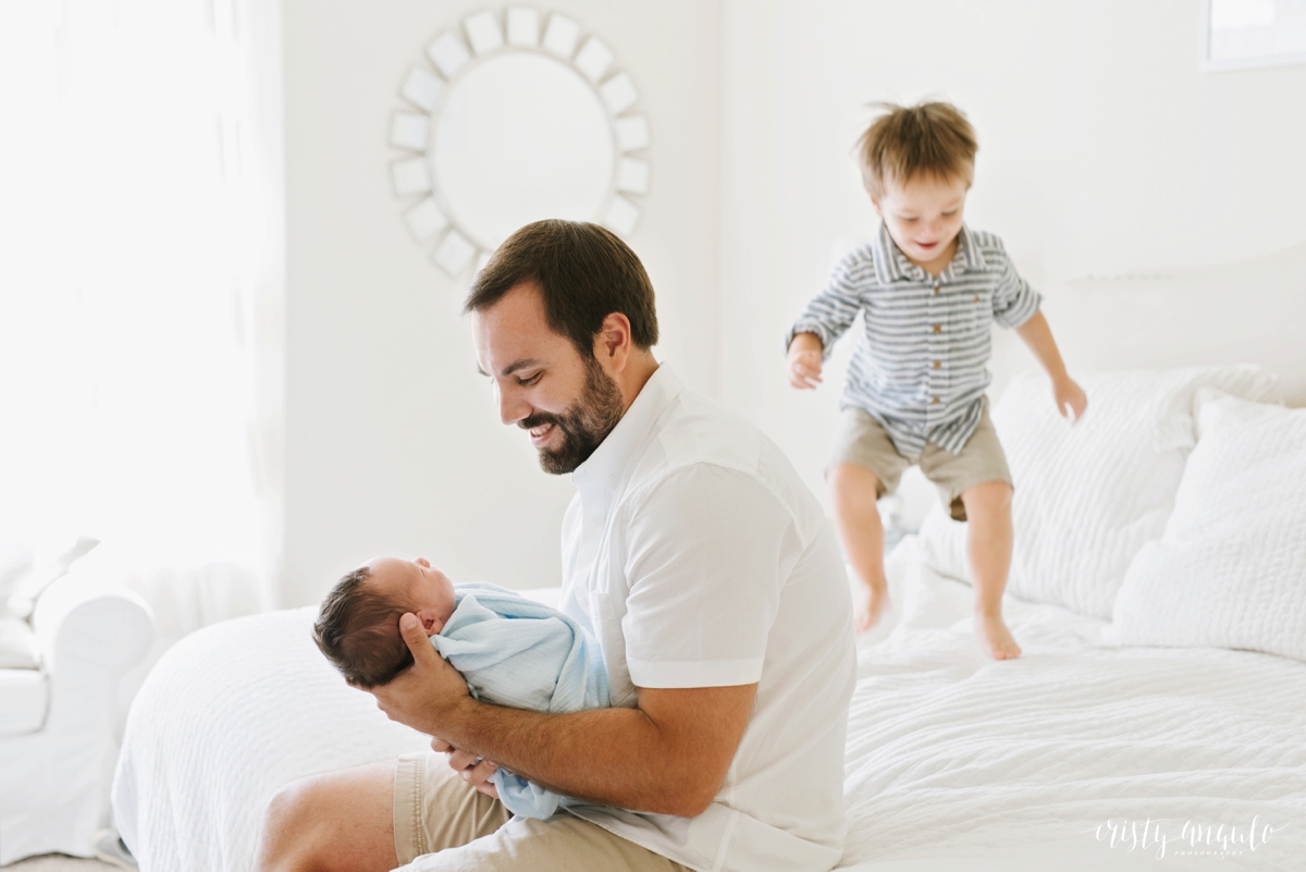 Dallas lifestyle newborn session at home by Dallas lifestyle newborn photographer Cristy Angulo | www.cristyangulo.com