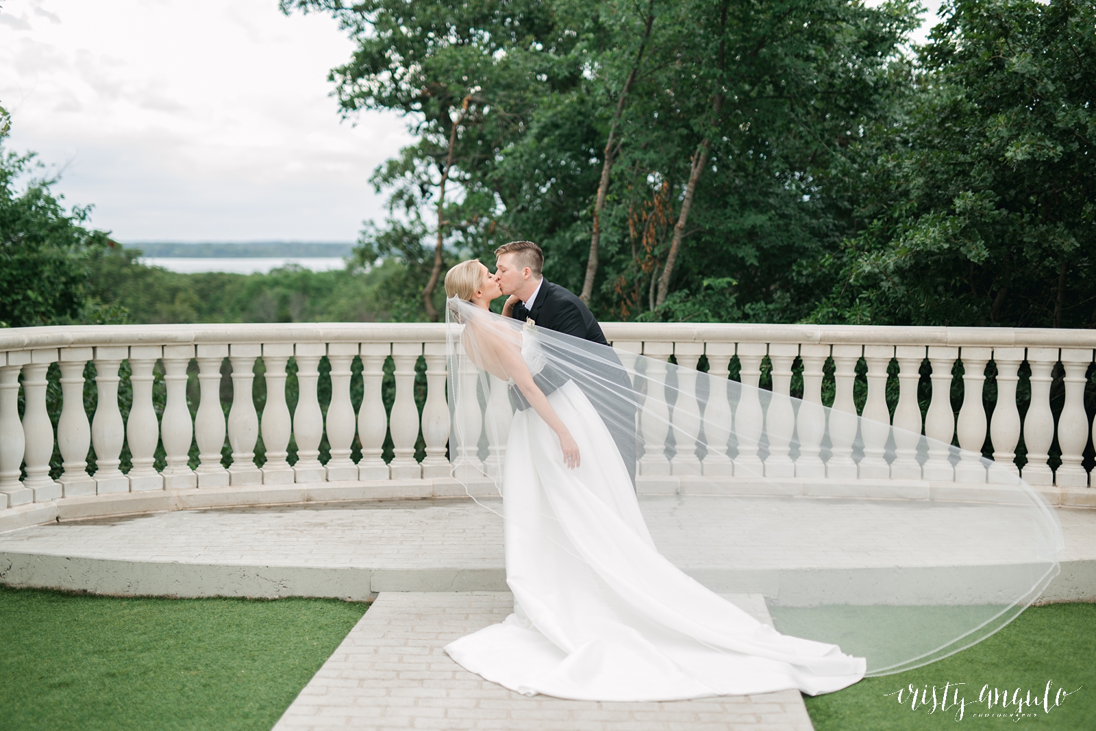 Spring Wedding at The Hillside Estate by Dallas wedding photographer Cristy Angulo | www.cristyangulo.com